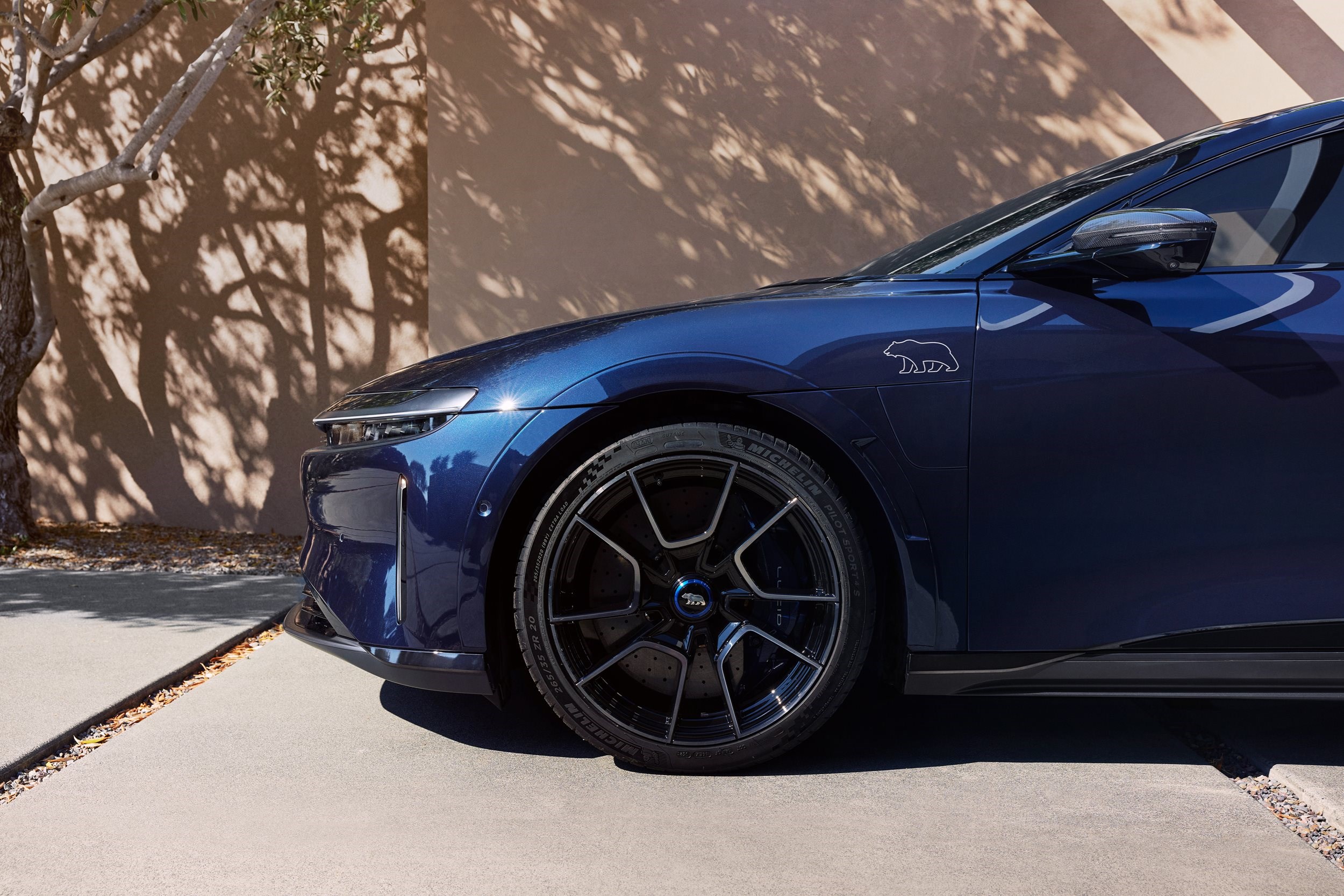 LM23_07E_Sapphire_Tiburon_ 8R0A5574_NB-1_front-half_profile_srgb_epk.jpg