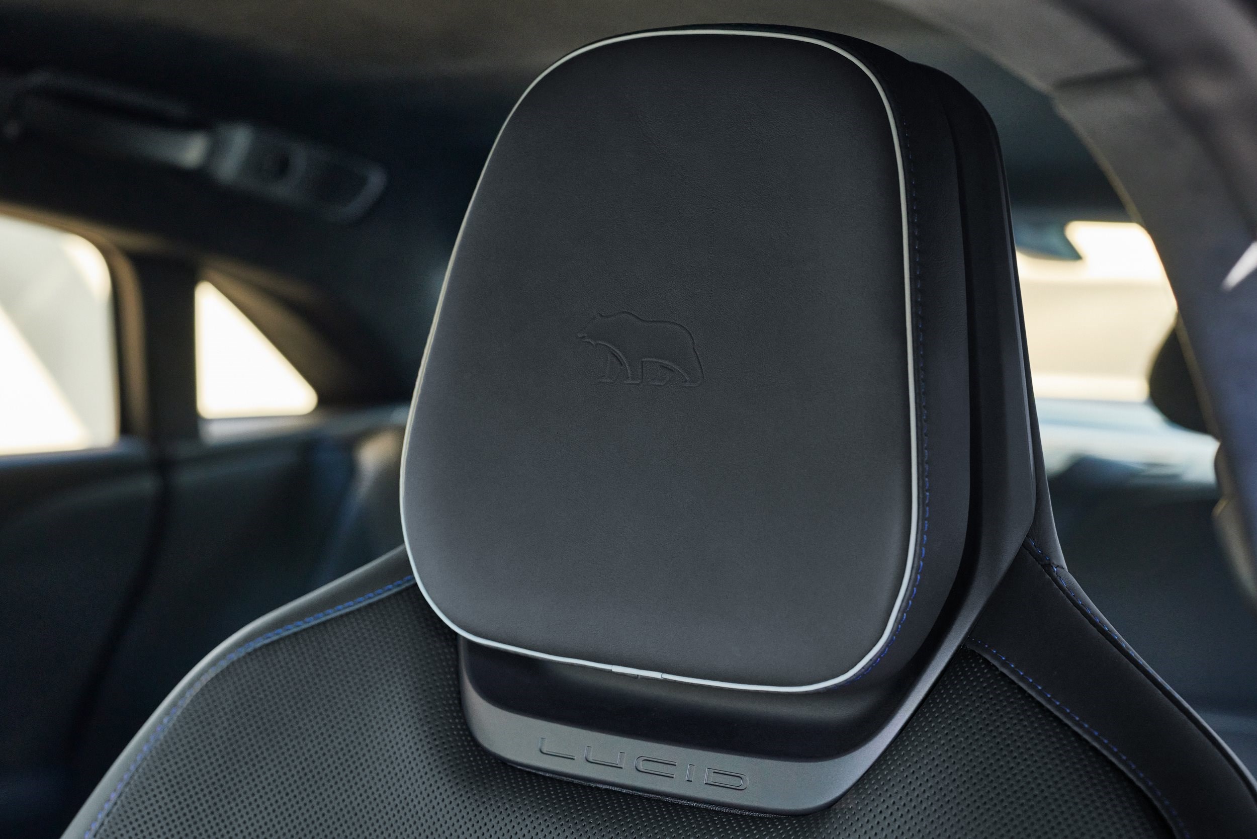 LM23_20A_Sapphire_Tiburon_0P6A1446_bear_logo_seat_headrest-srgb_epk.jpg