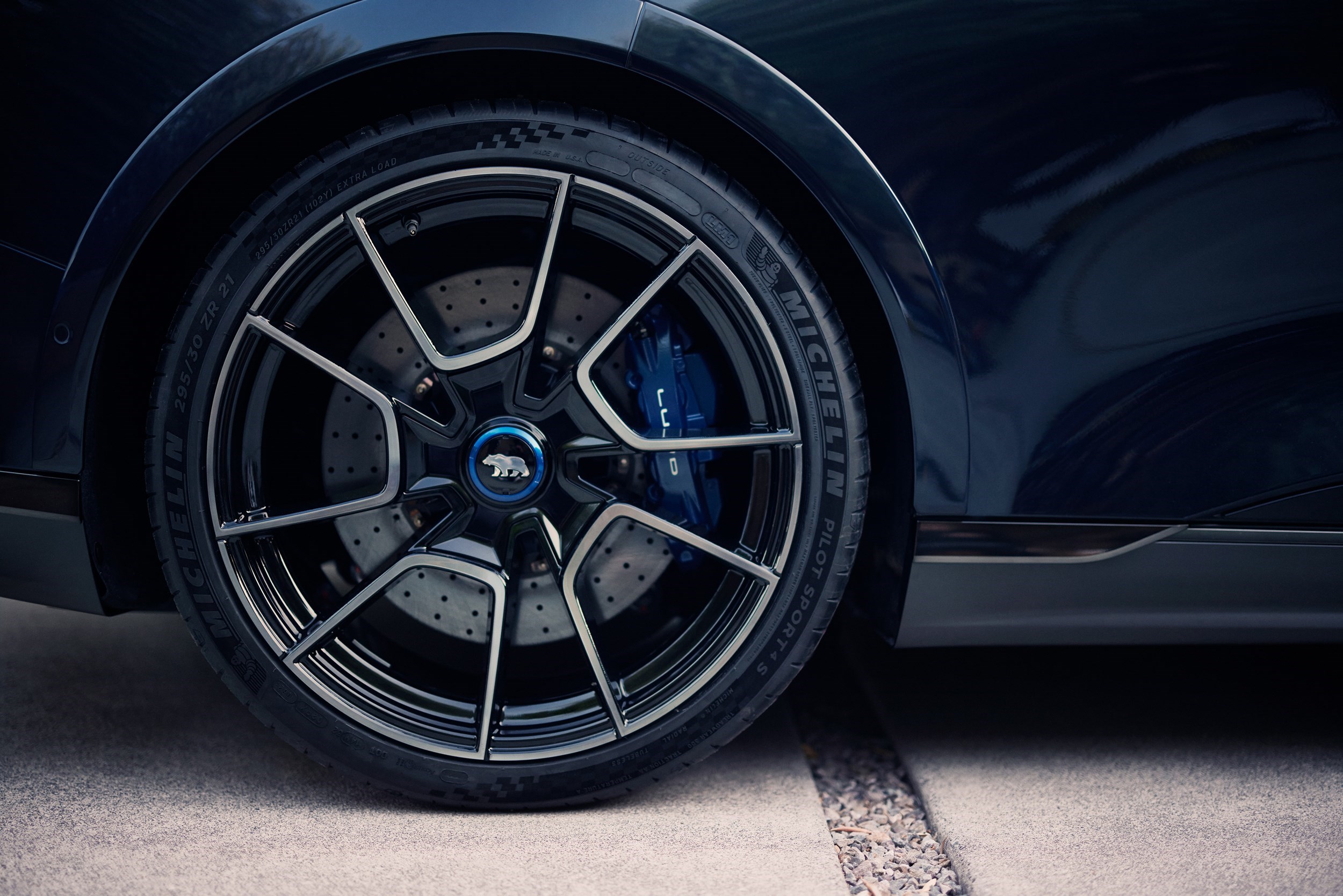 LM23_03D_Sapphire_Tiburon_ 851A1866_front_wheel_srgb_epk.jpg