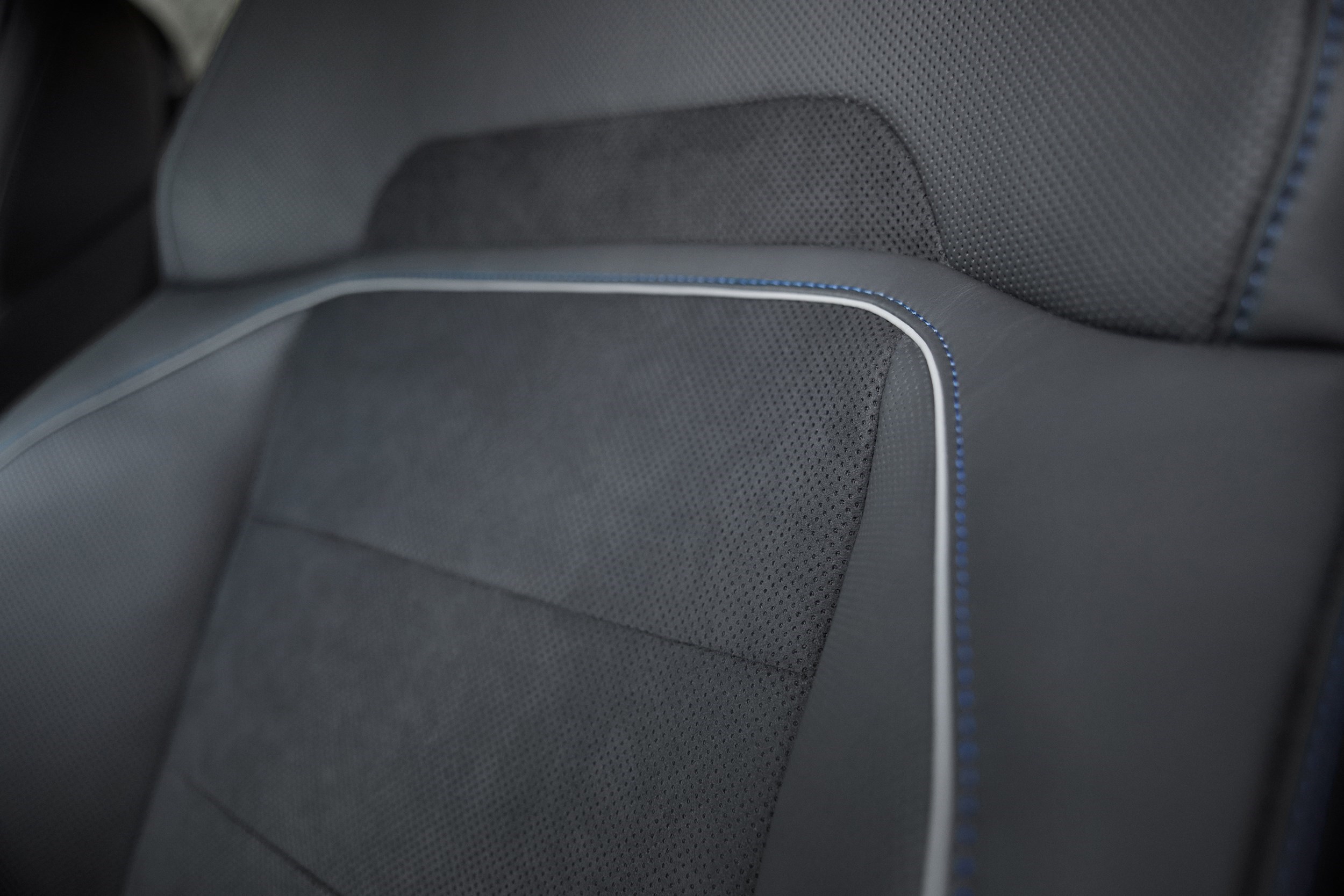 LM23_18E_Sapphire_Tiburon_ 0P6A1546_seat_texture_detail-1-Edit_epk.jpg
