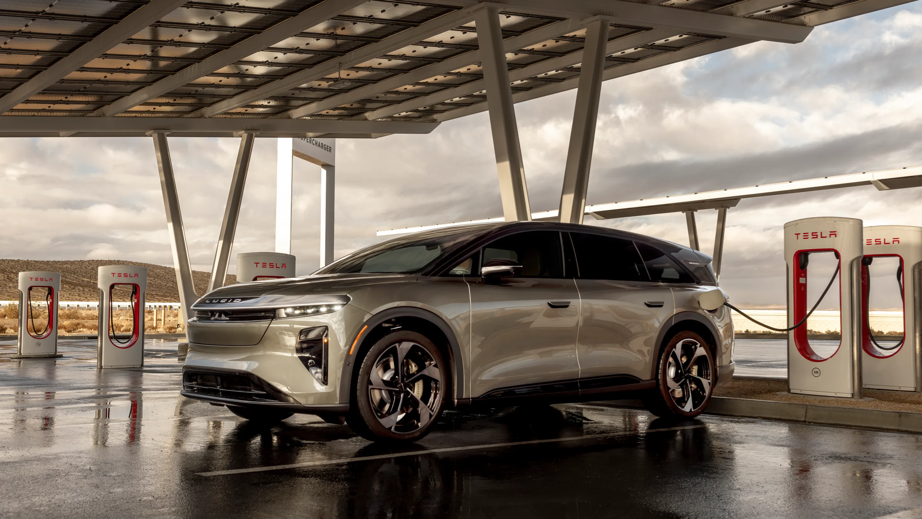 Lucid Gravity: Combining 450 miles EPA Range, 400 kW Fast Charging, and Access to 20,000+ Superchargers